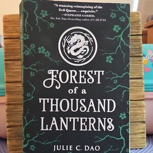 Forest of a Thousand Lanterns by Julie C. Dao - Green and White Cover